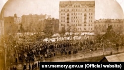 Учасники української національної маніфестації на Софійській площі в Києві, 1 квітня 1917 року 