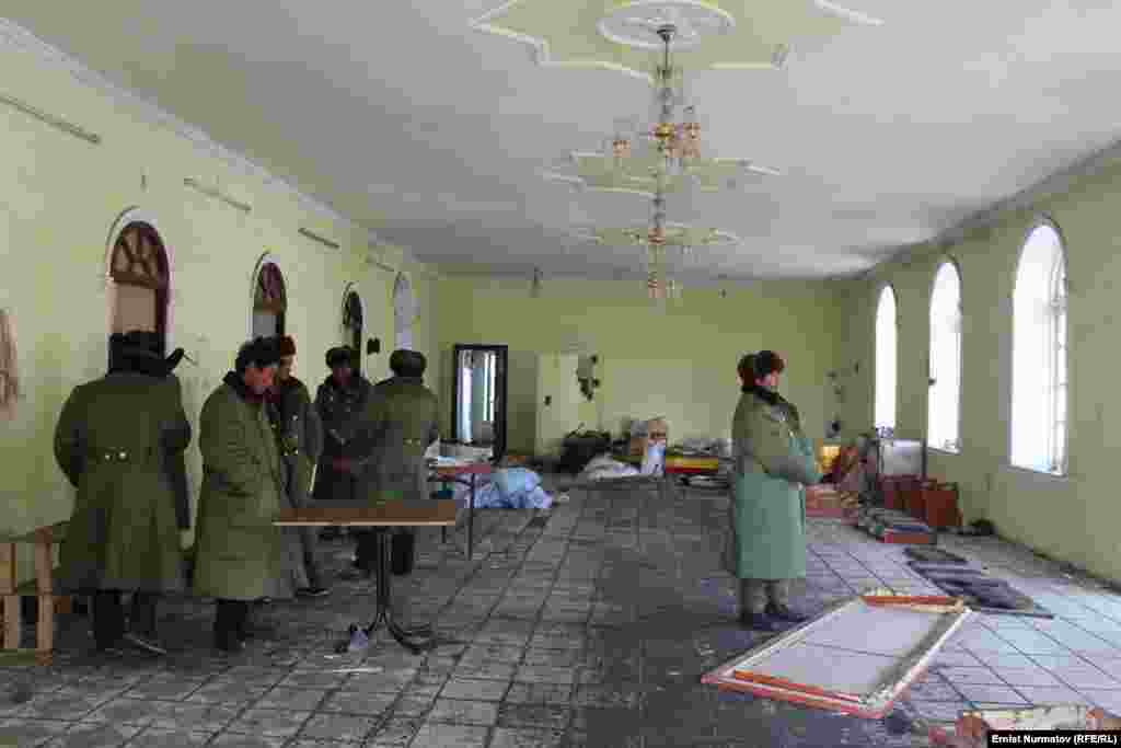 Кечээги жаңжалга кытайлык ишкердин мобилдик телефону жоголуп, аны уурдаган деп шектелген кыргыздарды кытай ишкерлери сабап койгону себеп болгон.