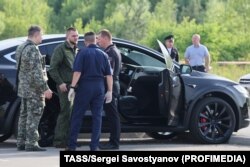 Российские следователи осматривают автомобиль бывшего министра транспорта России Романа Старовойта