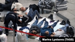 Пассажиры в аэропорту Внуково, архивное иллюстративное фото