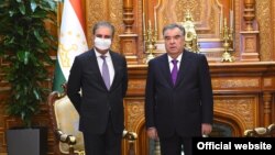 Тажикстандын президенти Эмомали Рахмон Пакистандын тышкы  иштер министри Шах Махмуд Курайшини кабыл алган учуру. 25-август, 2021-жыл.
