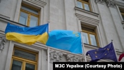 Церемонія урочистого підняття кримськотатарського національного прапора перед будівлею МЗС України