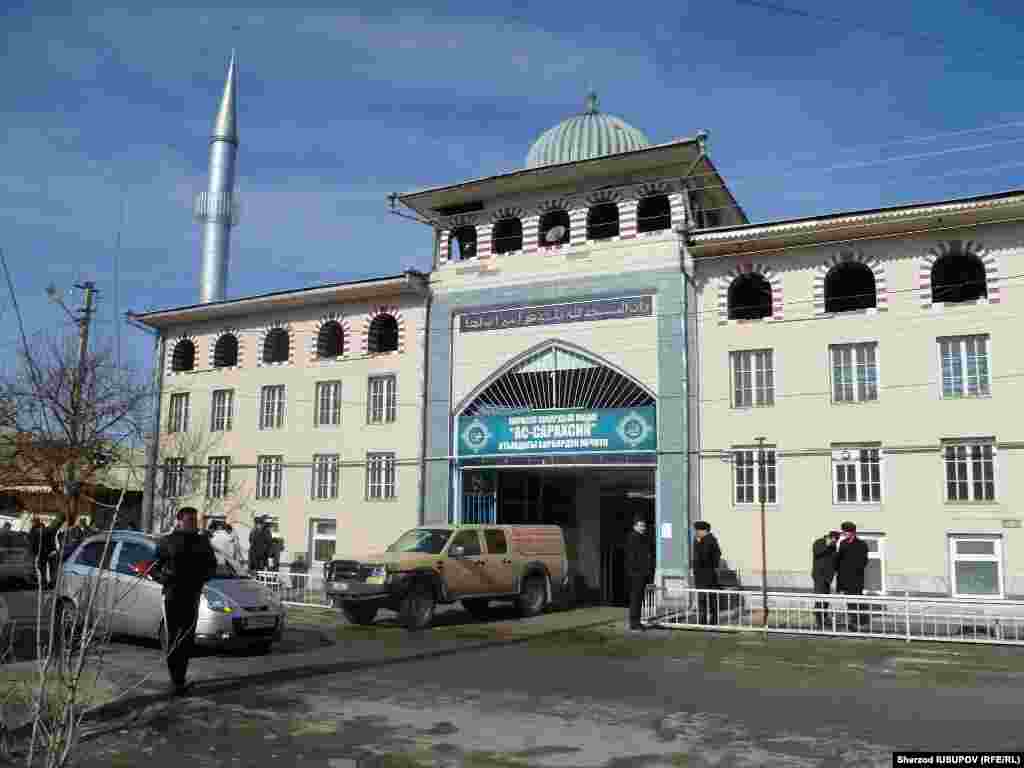 "Сарахсий" масжиди жума намозидан аввал куч тизими ходимлари тарафидан ёрилувчи моддалар бор йўқлигига текширилди.