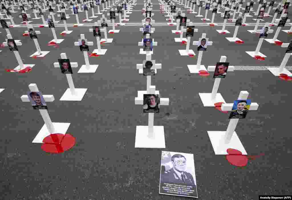 Акція під посольством Росії в Україні &laquo;Путін, за Іловайськ відповіси&raquo;. Активісти встановили на проїжджій частині 366 білих хрестів на знак пам'яті про жертв Іловайської трагедії. Київ, 29 серпня 2018 року. БІЛЬШЕ ФОТОГРАФІЙ ПРО ЦЕ