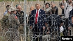 Президент США Дональд Трамп на границе США и Мексики.
