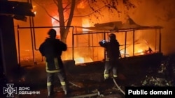 Odesa este lovită frecvent de ruși. În imagine: pompieri stingând un incendiu provocat de un atac rusesc la 16 mai, 2025. 