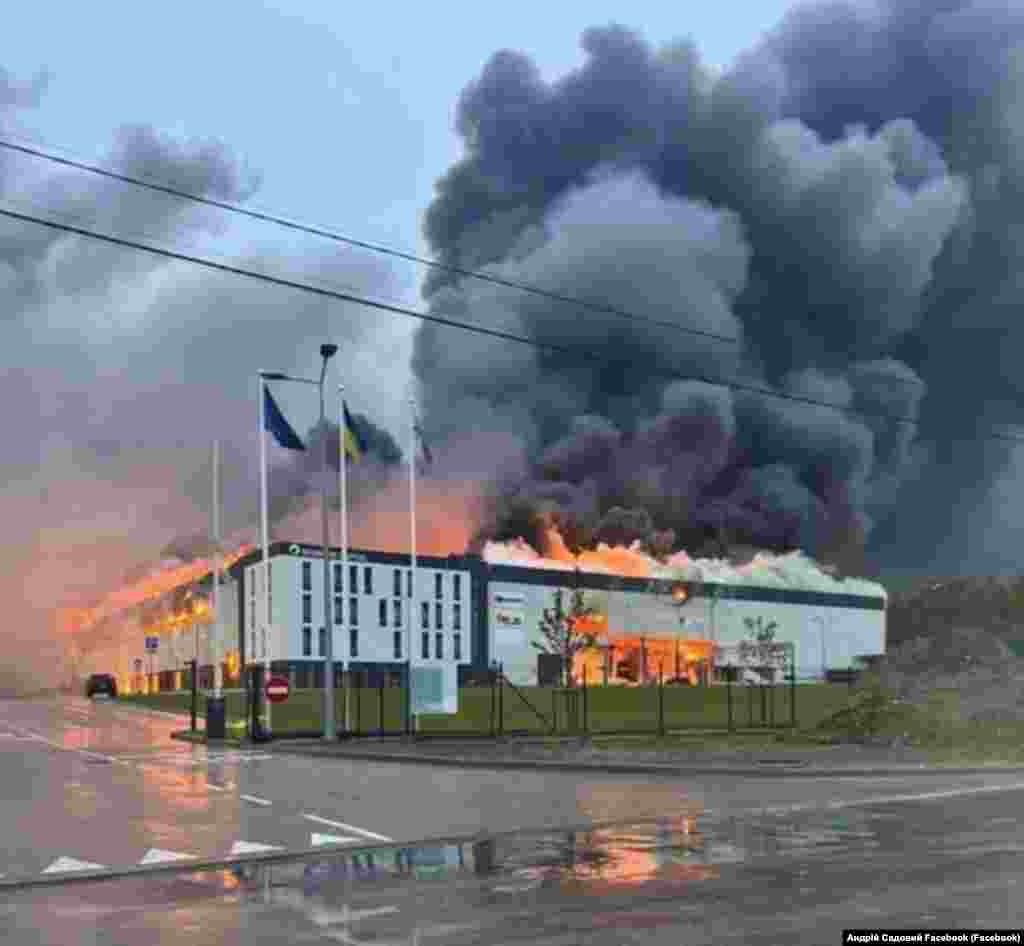 У Львові внаслідок російського ракетного удару горить індустріальний парк Sparrow, 5 жовтня 2025 року.Керівництво Росії заперечує, що російська армія під час повномасштабної війни завдає цілеспрямованих ударів по цивільній інфраструктурі міст і сіл України, убиваючи цивільне населення і руйнуючи лікарні, школи, дитячі садочки, об’єкти енергетики та водозабезпечення