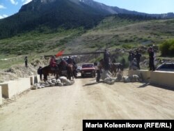 Перегороженная дорога на Кумтор в районе села Барскоон, 29 мая 2013 года.