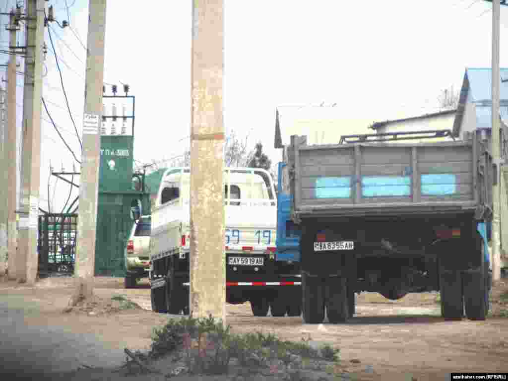 Ulaglar bu ýerde ýumrulýan ýaşaýyş jaýlaryny satyn alyp, söküp gurluşyk materiala öwürýän söwdegärleriň ýüklerini daşaýarlar.