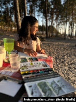 Эльзара в процессе создания картин