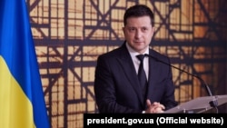 За словами Володимира Зеленського, головним пріоритетом України наразі є досягнення стабільного припинення вогню на Донбасі