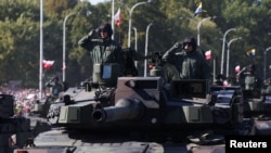 Польскія вайскоўцы на парадзе ў Варшаве. Архіўнае фота