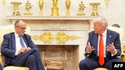 Cancelarul german Friedrich Merz a fost primit de președintele american Donald Trump în Biroul Oval, la Casa Albă, joi, 5 iunie 2025.