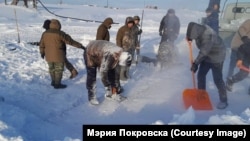 Заготовка льда для семей российских военных