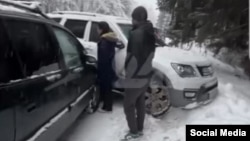 Каракол базасынын жолундагы абал тууралуу сүрөт, видеолор 18-декабрда социалдык түйүндөрдө жарыяланган.