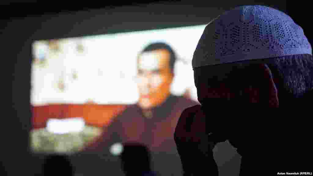 Активісти &laquo;Кримської солідарності&raquo; дивляться відео про появу та розвиток об'єднання