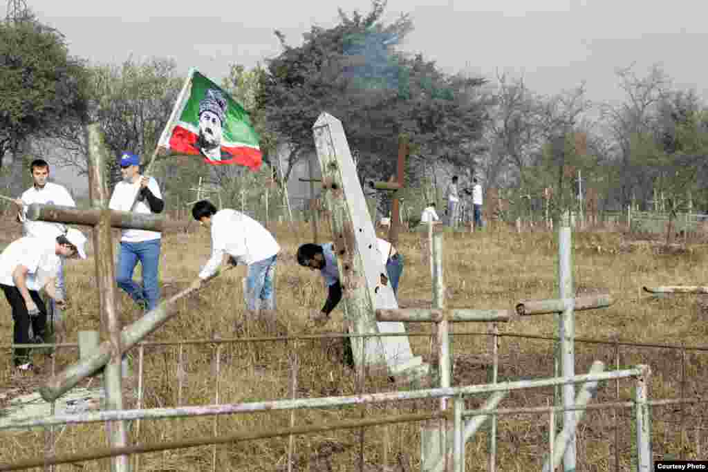 Ахмат Кадыров "сопровождает" уборочные работы на кладбище