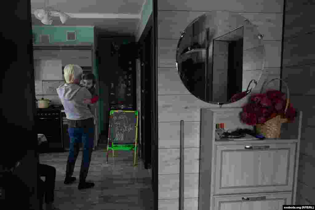 Маленькая Паўлінка застаецца з бабуляй Тамарай Міхайлаўнай, маці Дар'і, калі яна езьдзіць у Жодзіна да Ігара