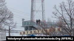 Люди переходять з російського Чорткового в українське Мілове через пункт перетину на українсько-російському кордоні для місцевих жителів