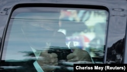 Американскиот претседател Доналд Трамп отпоздравува од автомобил пред Националниот воено-медицински центар Валтер Рид, каде што се лекува од ковид-19, Мериленд, САД, 4 октомври 2020 година.