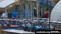 Запасы гатовай прадукцыі МТЗ на вуліцы ў Менску