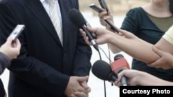 Репортери со микрофони