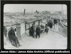 O fotografie a lui James Abbe din 1932, cu tinerii din regiunea ucraineană Zaporijia stând în fața bordeielor. Aici locuiau muncitorii care construiau centrala hidroelectrică de pe Nipru. Finalizarea acestui proiect masiv, la care au muncit zeci de mii de oameni în condiții cumplite, a fost unul dintre obiectivele primului plan cincinal sovietic.