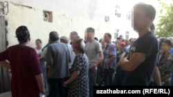 Очередь в продуктовый магазин, Ашхабад  