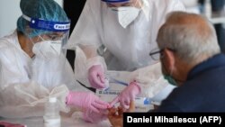 Një person duke kryer testimin serologjik. Fotografi nga arkivi. 