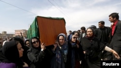 Ооганстандын активист аялдары Фархунданын сөөгүн көтөрүп баратышат