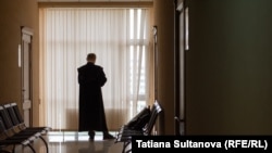 Un avocat așteaptă începutul ședinței, Judecătoria Buiucani, 2024.