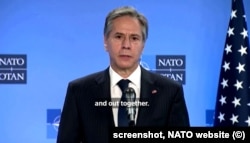 Secretarul de stat Antony Blinken, în conferința de presă comună, de la sediul NATO din Bruxelles, cu secretarul general al NATO, Jens Stoltenberg, și secretarul de stat de la Apărărare, Lloyd Austin , miercuri, 5 April 2021