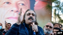 علي امین ګنډه پور د ۲۰۲۴ز کال د عامو ټاکنو په نتیجه کې د خيبر پښتونخوا اعلا وزیر منتخب شوی وو. پخوانی انځور