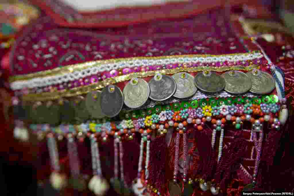 "Штамповки делают, шторы марийским орнаментом или же вышивку. Сейчас у нас в городе специальные студии есть. Но я от этой техники стариной не отхожу, делаю только так", &ndash; говорит мастер. 