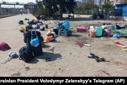 Плями крові біля сумок, валізок, дитячої коляски на платформі після ракетного удару російських військових по залізничному вокзалі в Краматорську, 8 квітня 2022 року. Тоді загинули 50 людей, зокрема п'ятеро дітей