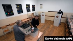 Një qendër votimi në Mitrovicë të Veriut. Fotografi nga arkivi. 