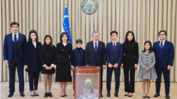 Амалдаги президент ва президентликка номзод Ш. Мирзиёев оиласи билан бирга овоз бермоқда, 24 октябрь, 2021