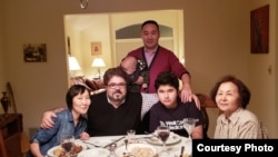 Сауле Омарова күйөөсү Тимур, уулу Айдын, апасы Саида менен. Бала кучактап турган адам Корнел университетинин бүтүрүүчүсү Аргын Искакбеков.