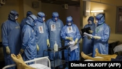 Criza sanitară din Rusia are loc în contextul în care doar 35% din populația țării este vaccinată complet. În fotografie, un grup de medici care lucrează în secția ATI Covid din spitalul de urgență Moscova Sklifosovsky, 20 octombrie 2021.