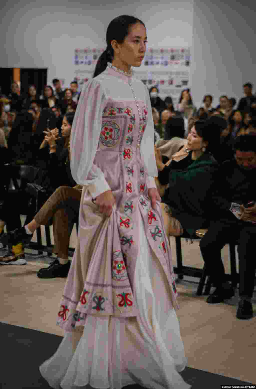 Возможно, одна из лучших работ показа - белое платье из коллекции Кааровой.