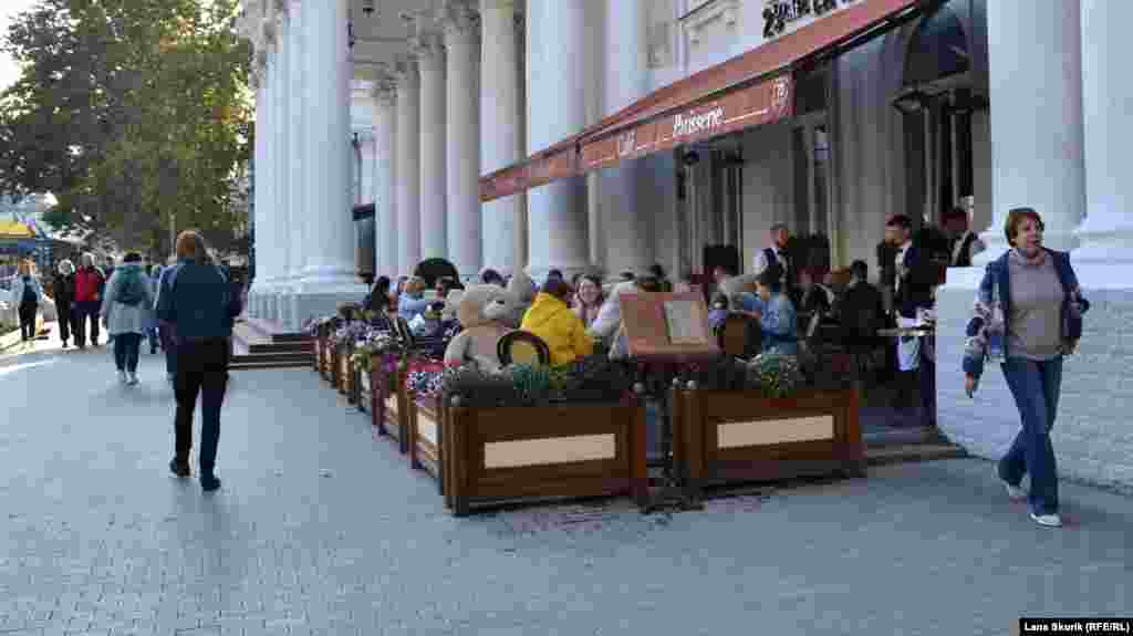 Відвідування закладів громадського харчування також дозволене лише при пред'явленні зазначених довідок, але вуличних майданчиків обмеження не стосуються