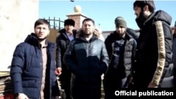 Врио мэра Грозного Иса Хаджимурадов (в центре)