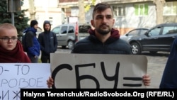 Денис Мацола (у центрі, з плакатом). Скріншот з відео