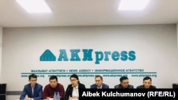 «Мекен Ынтымагы», «Реформа», «Замандаш», «Бүтүн Кыргызстан», «Социал-демократтар» жана башка партиялардын өкүлдөрүнүн басма сөз жыйыны. 28-октябрь, 2020-жыл.