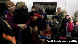 Зияд Сабсаби Сириянын Камышлы шаарындагы үйдө Чеченстандын жарандары менен. 12-ноябрь, 2017-жыл.