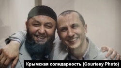 Bağçasaraydaki ekinci «Hizb ut-Tahrir» davasınıñ mabüsleri Marlen Asanov ve Server Mustafayev mahkemede. Rusiye, Rostov-na-Donu, 2019 senesi noyabr ayı