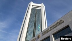 Мәжіліс ғимараты. Көрнекі сурет.