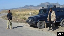 په کرک کې پولیس پر سړک پهره کوي - انځور له ارشیفه. 