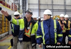 Бывший премьер-министр Сапар Исаков во время посещения месторождения Кумтор, 9 сентября 2017 г.