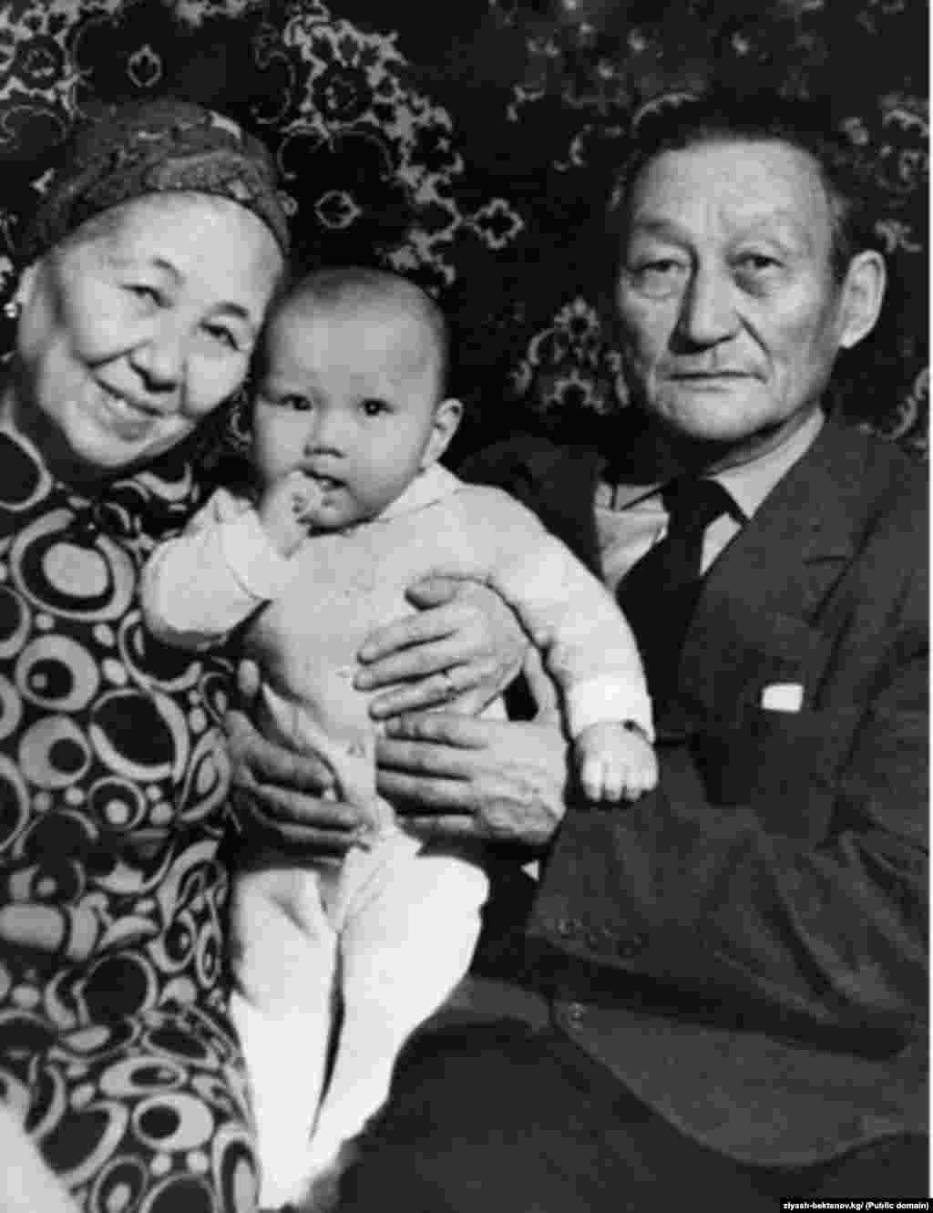 Зыяш Бектенов жубайы Ракыш Найзабек кызы жана небереси менен.&nbsp;